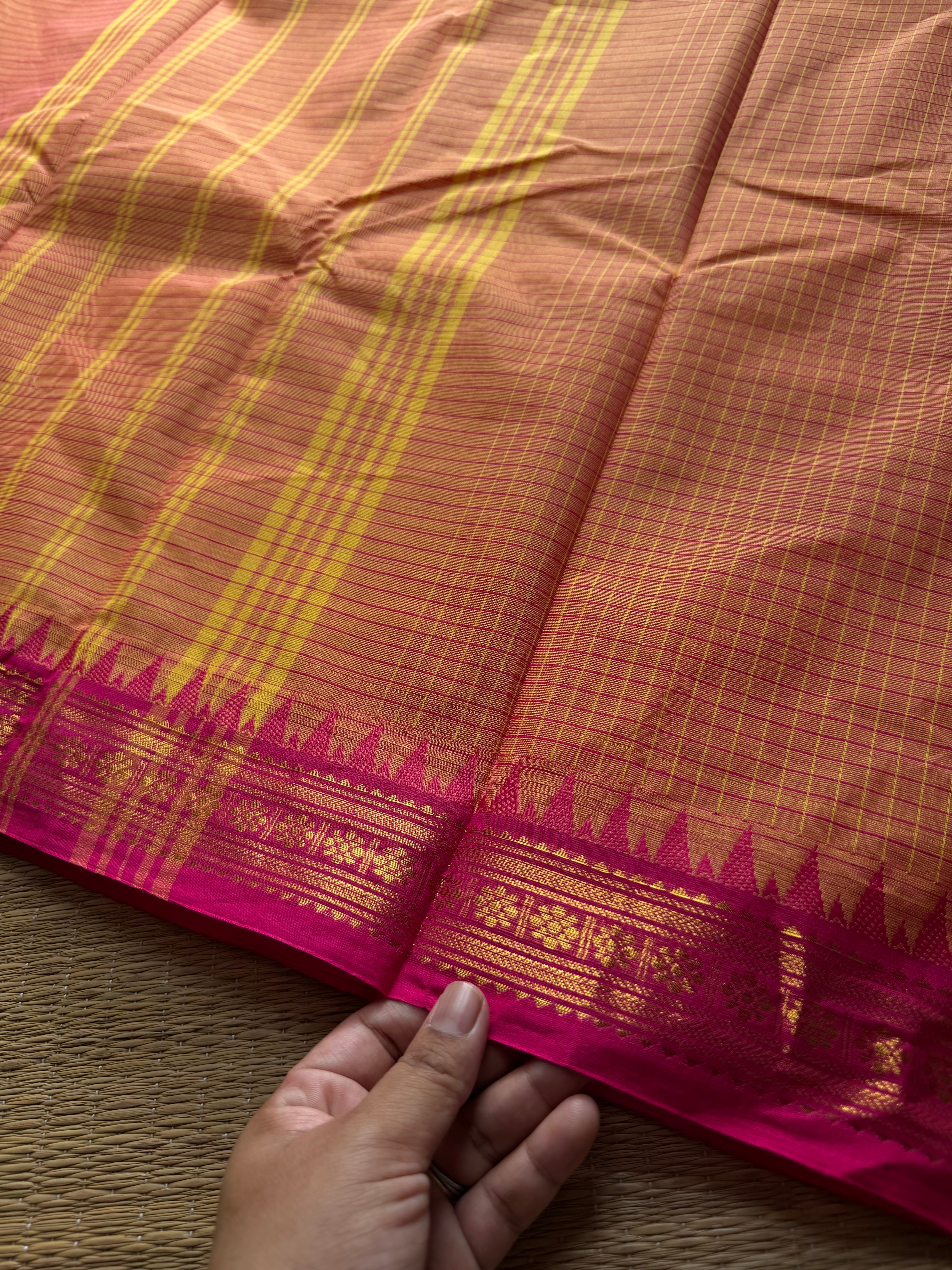 Podi Kattam ~ Dual tone orange shade pink combination small checks Kanchi cotton saree