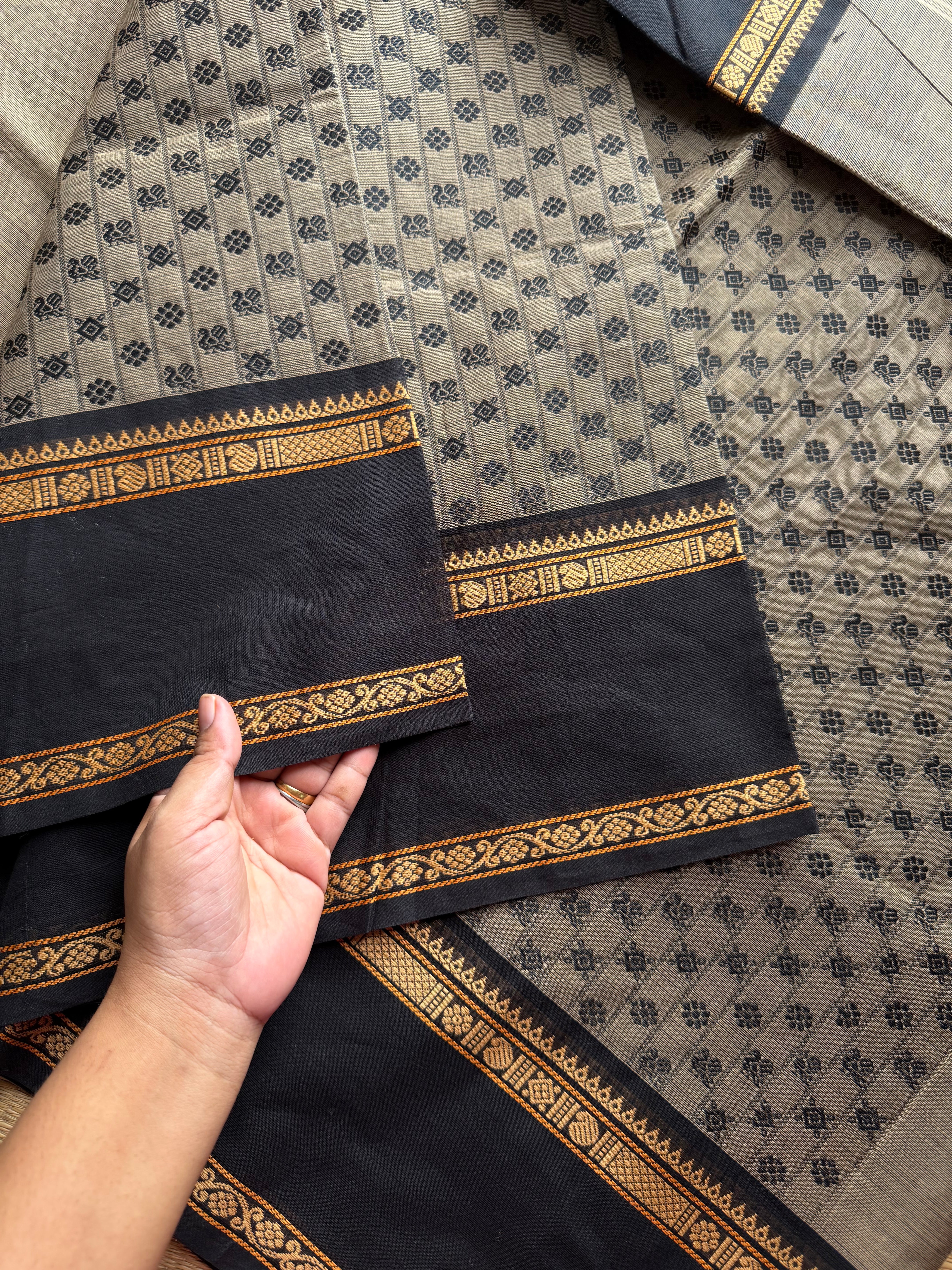 Premium & Exclusive vintage Kanchi Cotton saree ~ grey with black