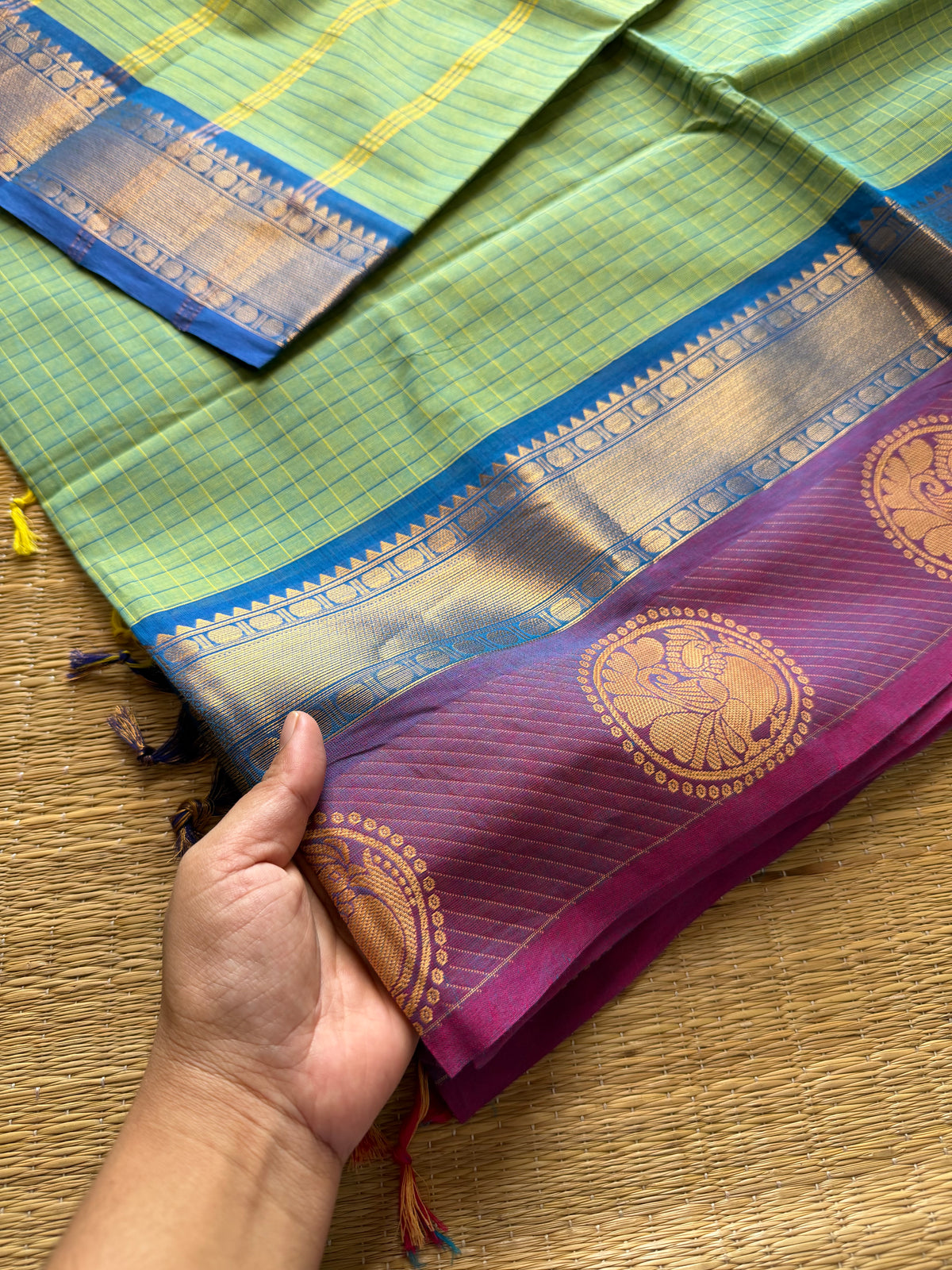 Dual tone Apple green shade Kattam / checks pattern Kanchi cotton saree with unique Annam pattern border