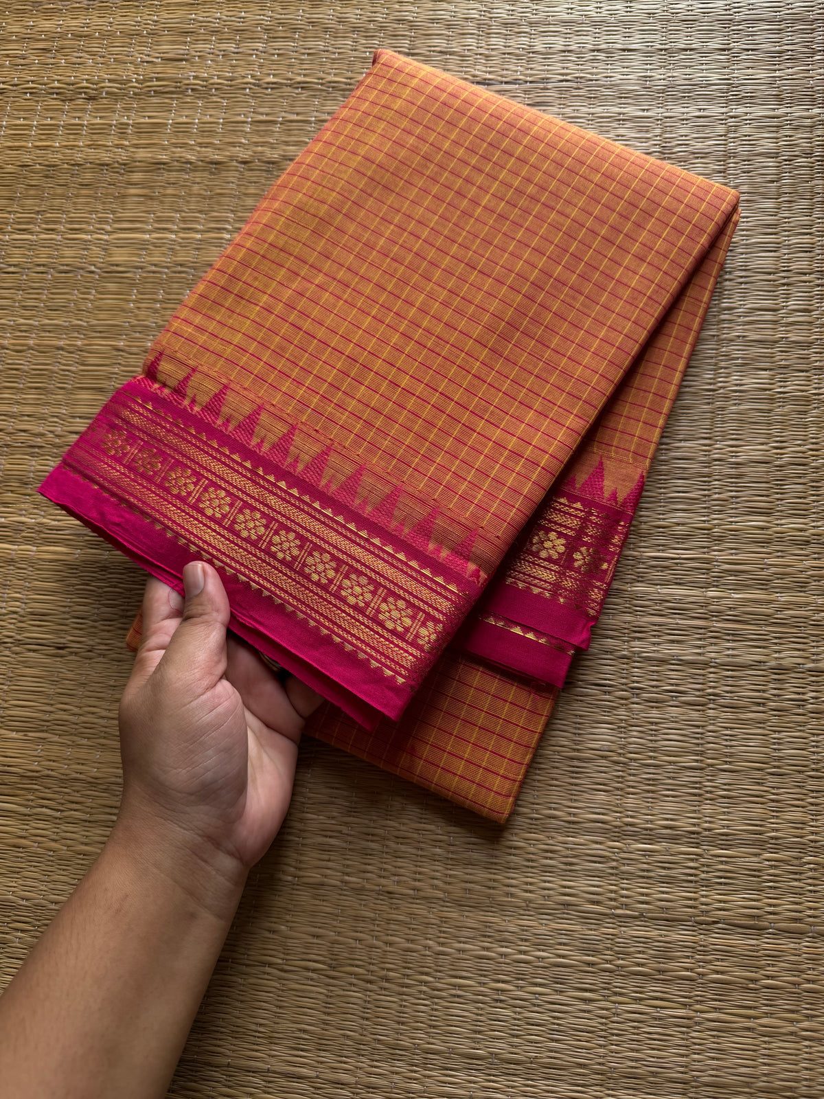 Podi Kattam ~ Dual tone orange shade pink combination small checks Kanchi cotton saree