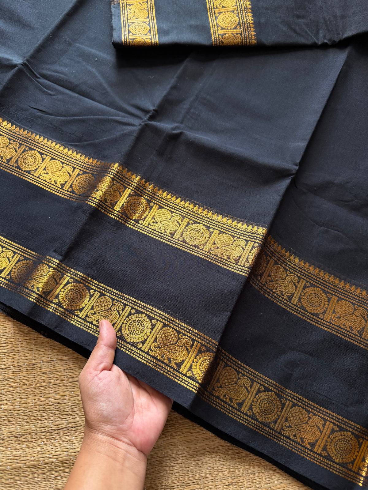RF463 Monotone Black shade kachi cotton saree with Annam pattern gap gap / Rettapet border